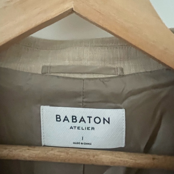 Aritzia oversized blazer - fits oversized for a average size 6-8 fit - Picture 3 of 5